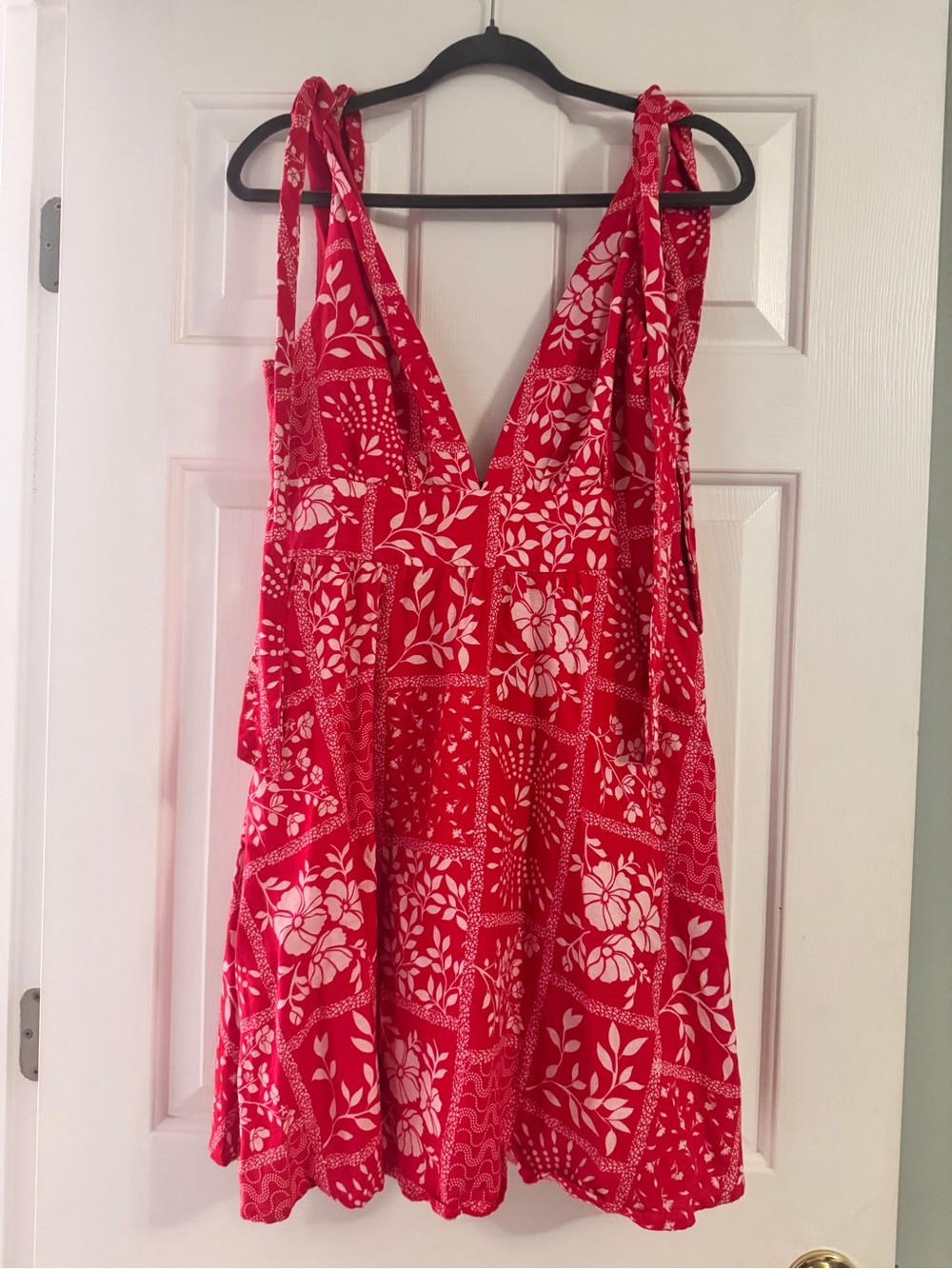 House of Harlow 1960 Red Floral V-Neck Mini Dress